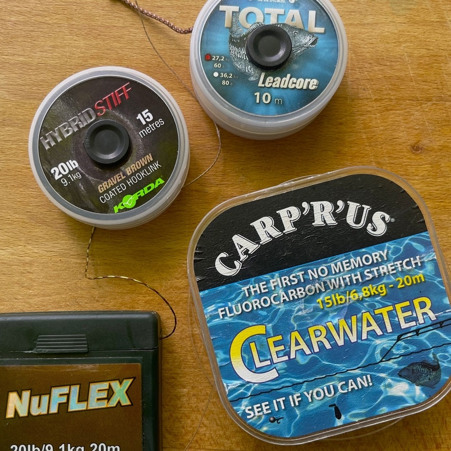 Náväzcové šnúry a fluorocarbon: čo použiť na náväzec