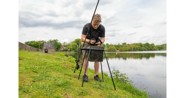 AVID - Stojan na vedierko Bait Station Kit