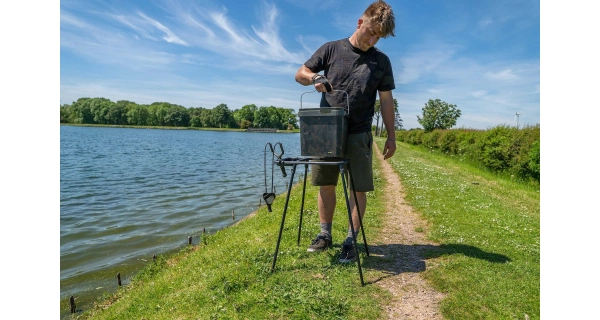 AVID - Stojan na vedierko Bait Station Kit