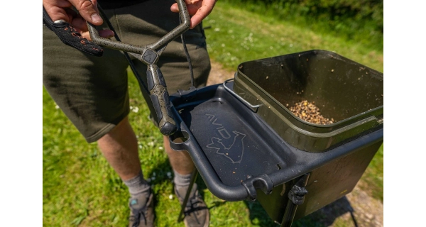AVID - Stojan na vedierko Bait Station Kit