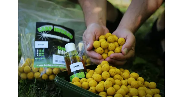 CARP INFERNO - Boilies Light Line 20 mm 3 kg + 250 ml Booster Banán
