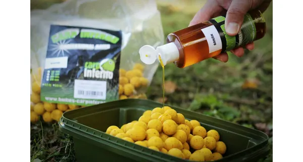 CARP INFERNO - Boilies Light Line 20 mm 3 kg + 250 ml Booster Banán