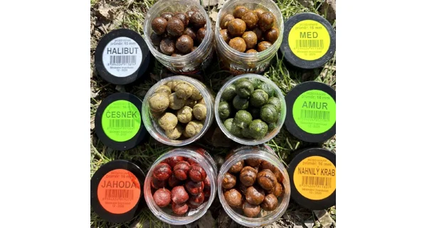 CHYTIL - Dipované boilies Master Carp 20 mm 120 g Med