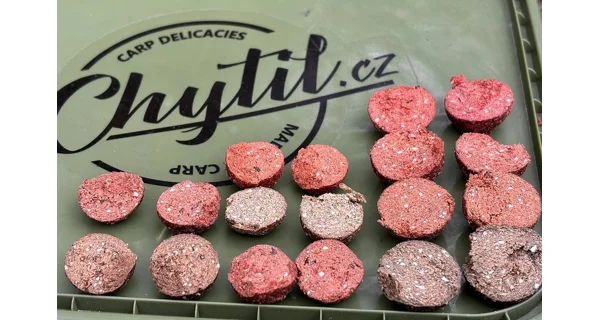 CHYTIL - Kŕmne boilies 20 mm 5 kg Chiméra Oliheň Korenie