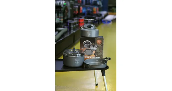 GIANTS FISHING - Akčný set Sada riadu s kanvičkou + Nerezový thermo hrnček 400 ml
