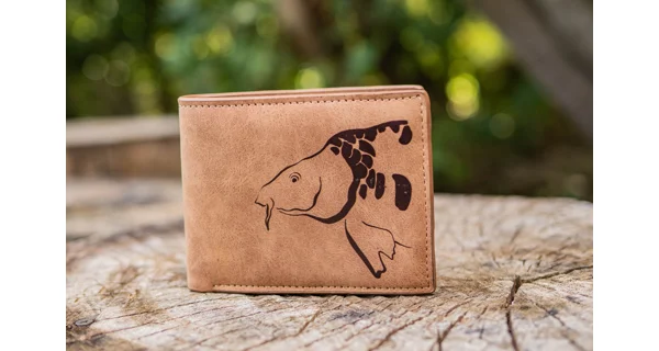 GIANTS FISHING - Peňaženka hnedá hlava kapra Brown Wallet Carp Head