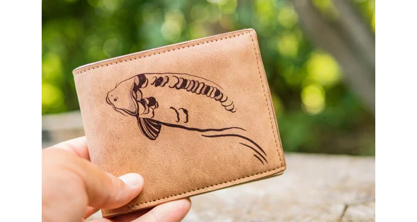 GIANTS FISHING - Peňaženka hnedá plávajúci kapor Brown Wallet Swimming Carp