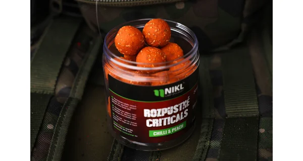KAREL NIKL - Rozpustné Criticals boilie Chilli & Peach 18 mm 250 ml