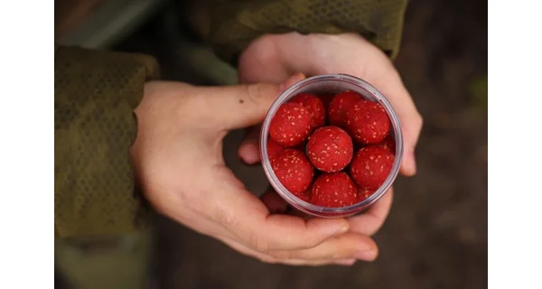 KAREL NIKL - Rozpustné Criticals boilies Krill Berry 14 mm 250 ml