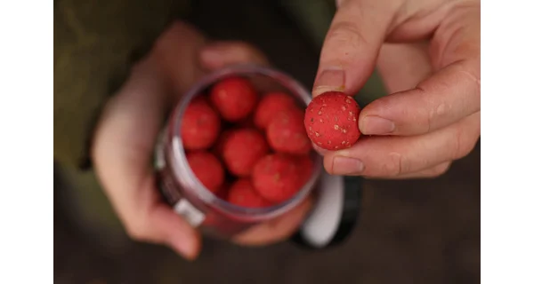 KAREL NIKL - Rozpustné Criticals boilies Strawberry 14 mm 250 ml
