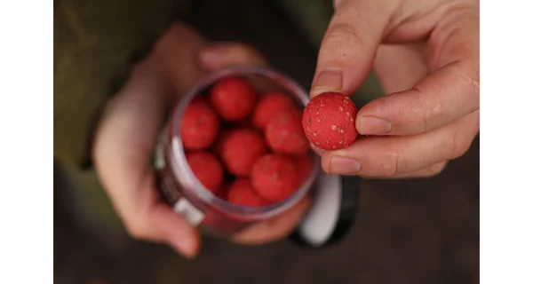 KAREL NIKL - Rozpustné Criticals boilies Strawberry 24 mm 250 ml