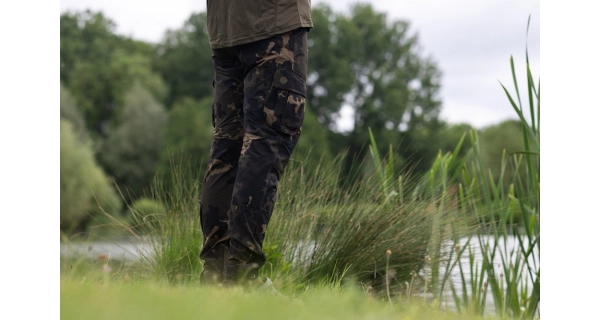 KORDA - Nohavice Original Kombats Dark Kamo veľ. M