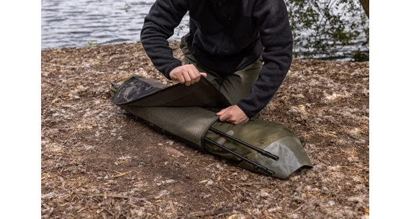 KORDA - Organizér na kolíky a tyče Compac Bivvy Wrap Dark Kamo