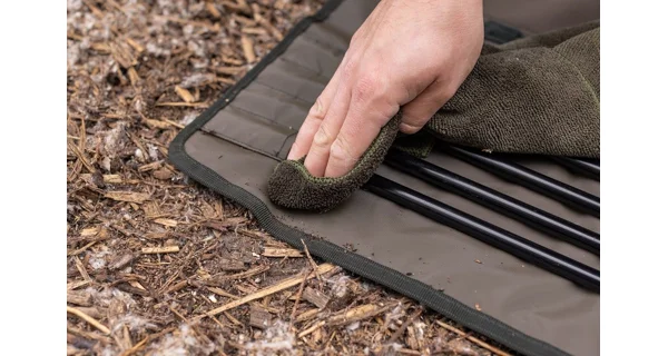 KORDA - Organizér na kolíky a tyče Compac Bivvy Wrap Dark Kamo