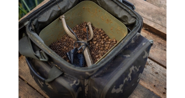 KORDA - Taška Compac Cube Carryall Dark Kamo