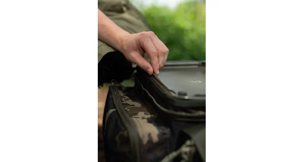 KORDA - Taška Compac Framed Carryall Dark Kamo Extra Small
