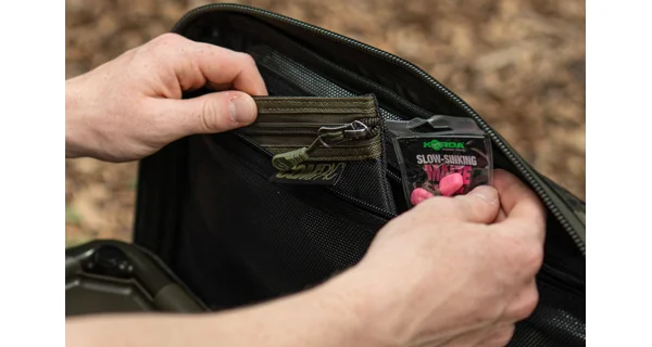KORDA - Taška Compac Framed Carryall Dark Kamo Extra Small
