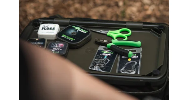 KORDA - Taška Compac Framed Carryall Dark Kamo Small