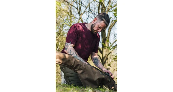 KORDA - Tričko TK Digi Kamo Tee Burgundy veľ. M