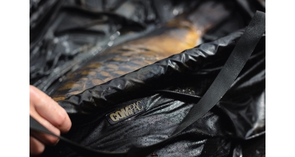 KORDA - Vážiaci sak Compac Retainer Sling Dark Kamo