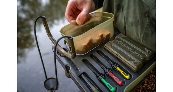 KORUM - Zásobník Plato Glide Trotting Tray