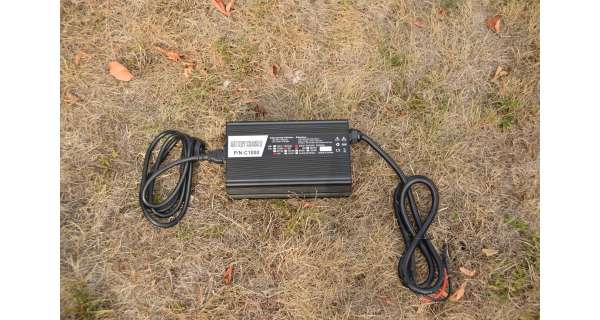 MIVARDI - Batéria M-cell 24v 100 Ah + 20 a nabíjačka