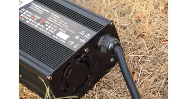 MIVARDI - Batéria M-cell 24v 100 Ah + 20 a nabíjačka