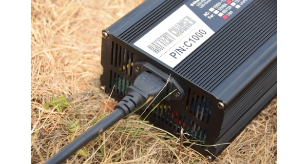 MIVARDI - Batéria M-cell 24v 100 Ah + 20 a nabíjačka