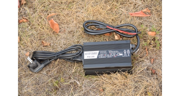 MIVARDI - Batéria M-cell 24V 50 Ah + 10 a nabíjačka