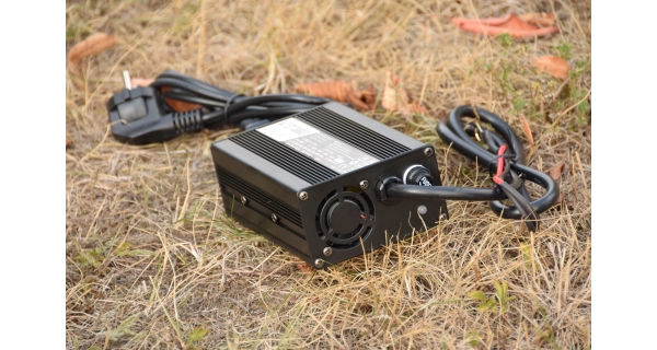 MIVARDI - Batéria M-cell 24V 50 Ah + 10 a nabíjačka