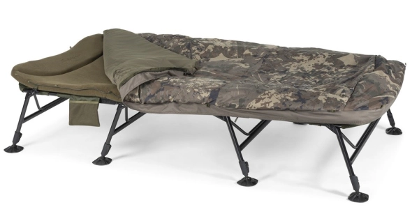NASH - Lehátko so spacákom Indulgence HD40 Sleep System 8 Legs Camo Emperor