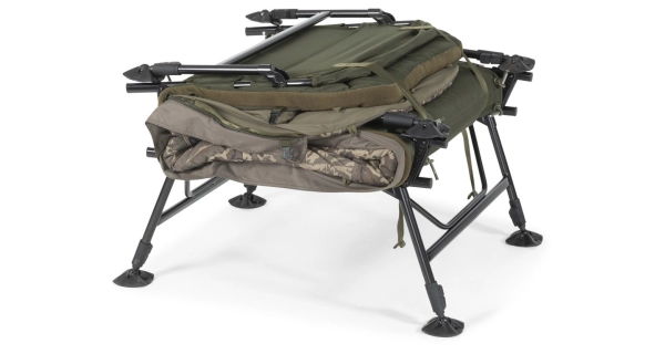 NASH - Lehátko so spacákom Indulgence HD40 Sleep System 8 Legs Camo