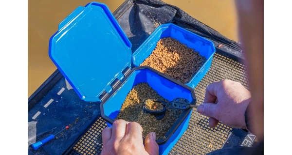 PRESTON - Box na nástrahy 3 Pint Flip Lid Bait Tub