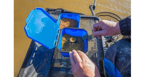 PRESTON - Box na nástrahy 3 Pint Flip Lid Bait Tub