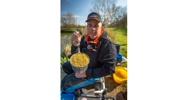 SONUBAITS - Krmítková zmes Supercrush Mega Carp Method Mix 2 kg Red