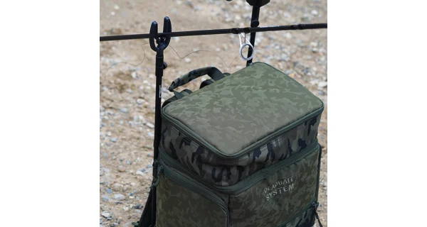 SPRO - Batoh s chladiacou priehradkou Double Camouflage Deadbait Backpack
