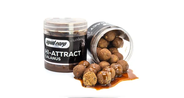 SQUAT CARP - Boilies v dipe Hi-Attract Calanus 220 g 18 mm